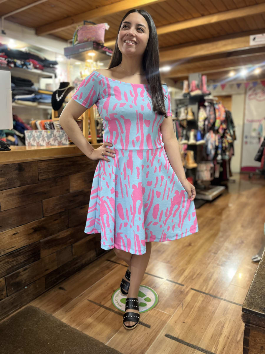 Vestido sofia sin hombros celeste y fucsia manga corta1