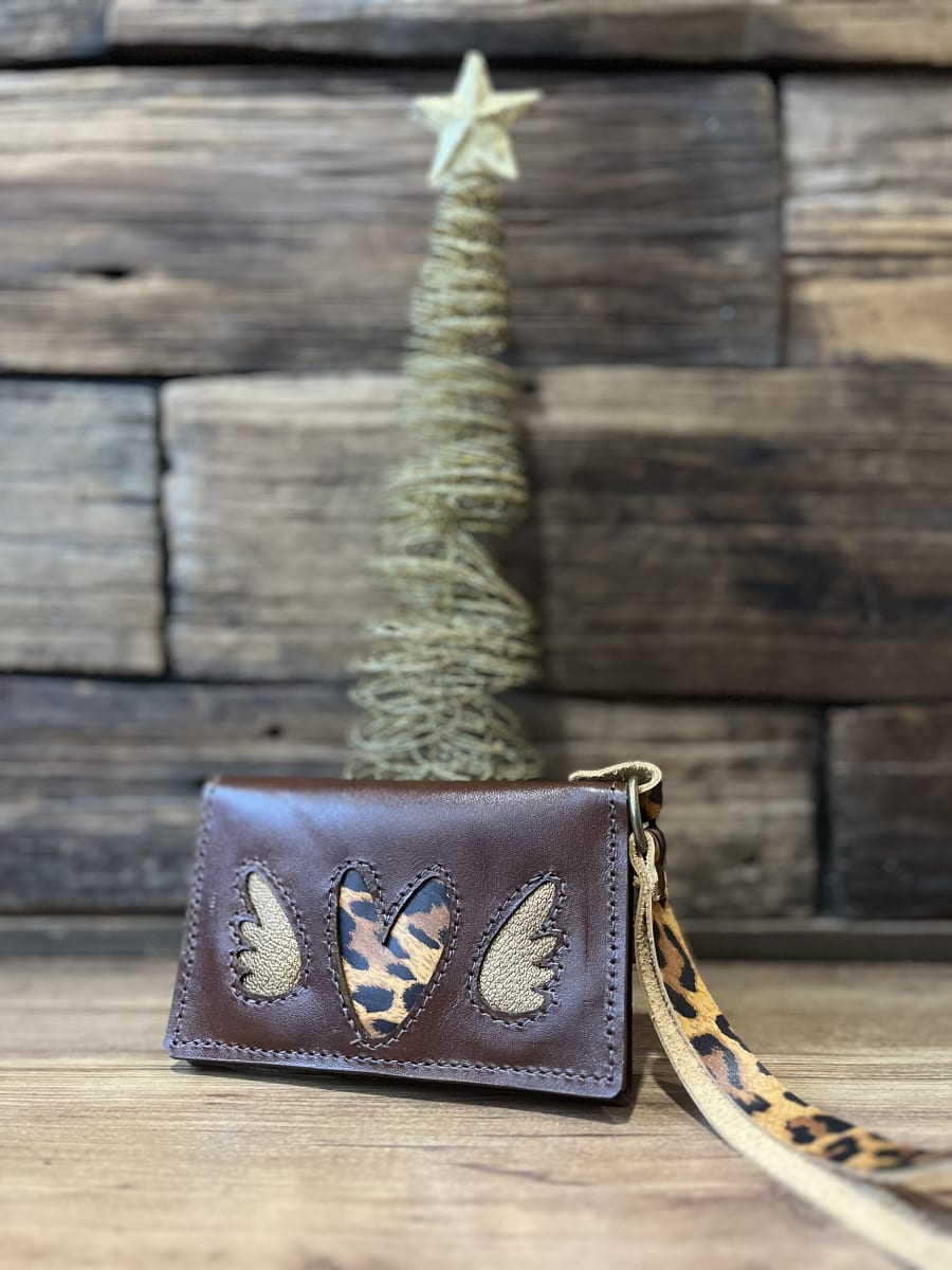 Billetera mini cuero corazon alado marron leopardo 2 cuerpos1