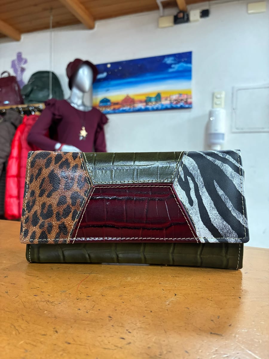 Billetera cuero patchwork 3 cuerpos print verde1