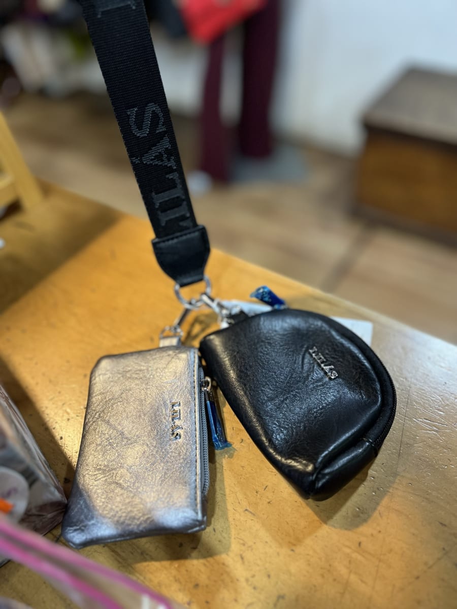 Set 2 monederos Lilás eco cuero Plata y negro con asa1