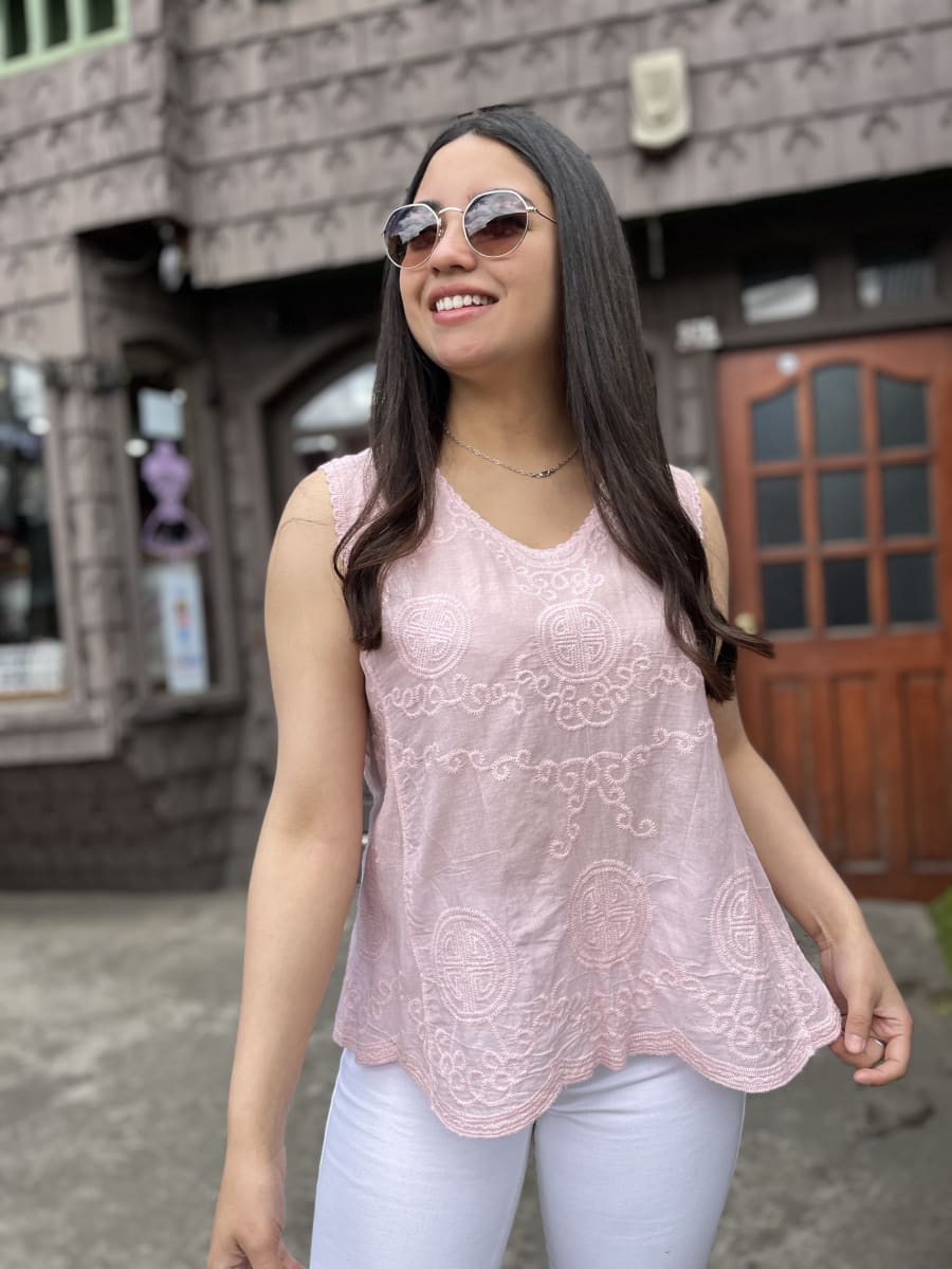 Polera bordada sin mangas celeste1