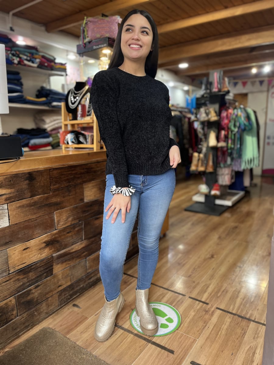 Sueter chenille negro cuello redondo1