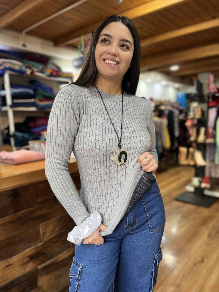 Suéter forrado tejido trenzado gris cuello redondo2