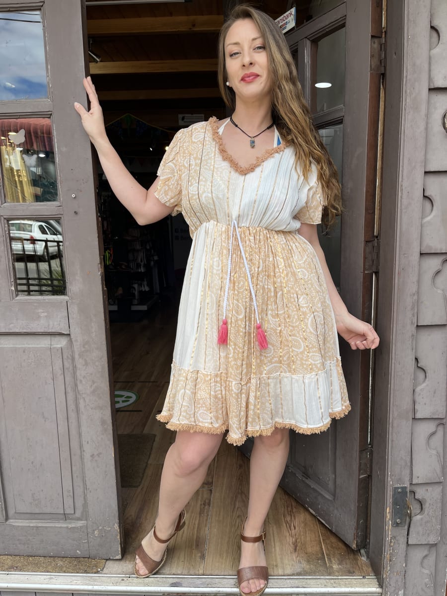 Vestido india patchwork bicolor beige y blanco detalles lurex  manga corta vuelo2