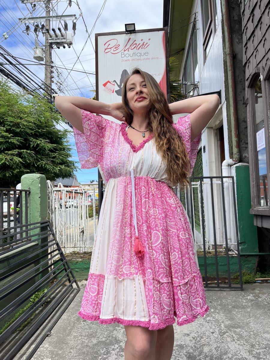 Vestido india parchwork bicolor rosado y blanco detalles macramé y lurex manga corta vuelo2