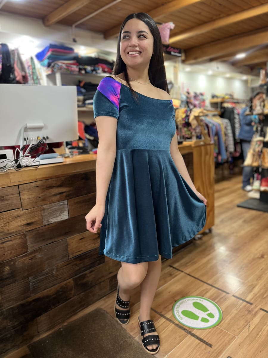 Vestido Velvet sin hombros petroleo aplicación tie dye  manga corta1