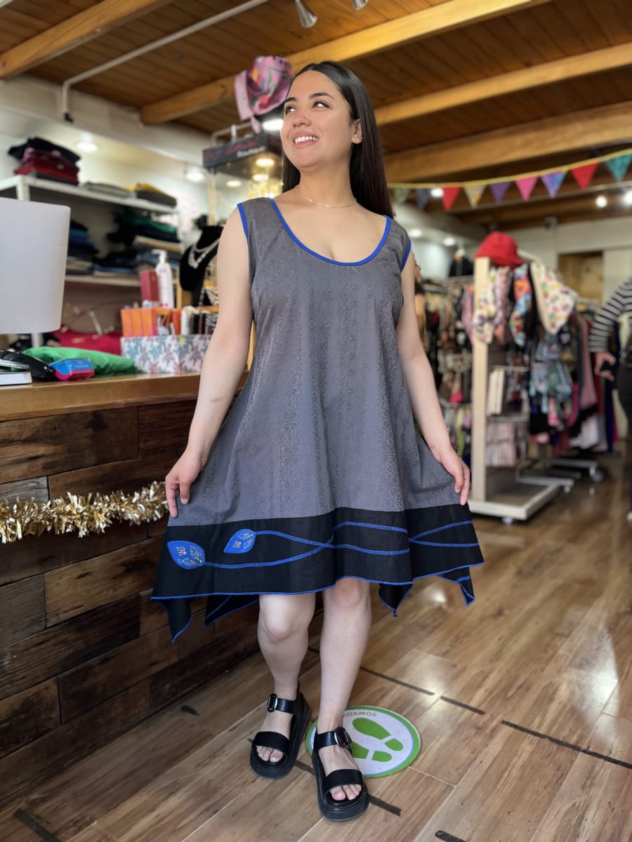 Vestido corto kisu asimétrico gris bordado viscosa y lino1