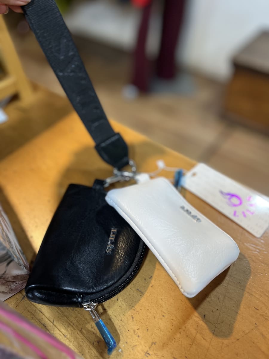 Set 2 monederos Lilás ecocuero blanco y negro con asa1