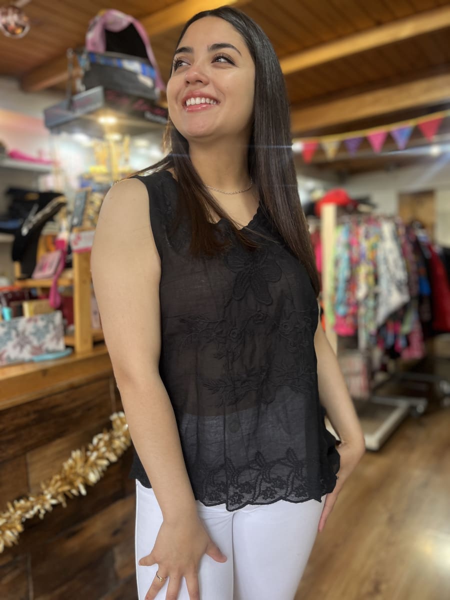 Polera bordada sin mangas negro1