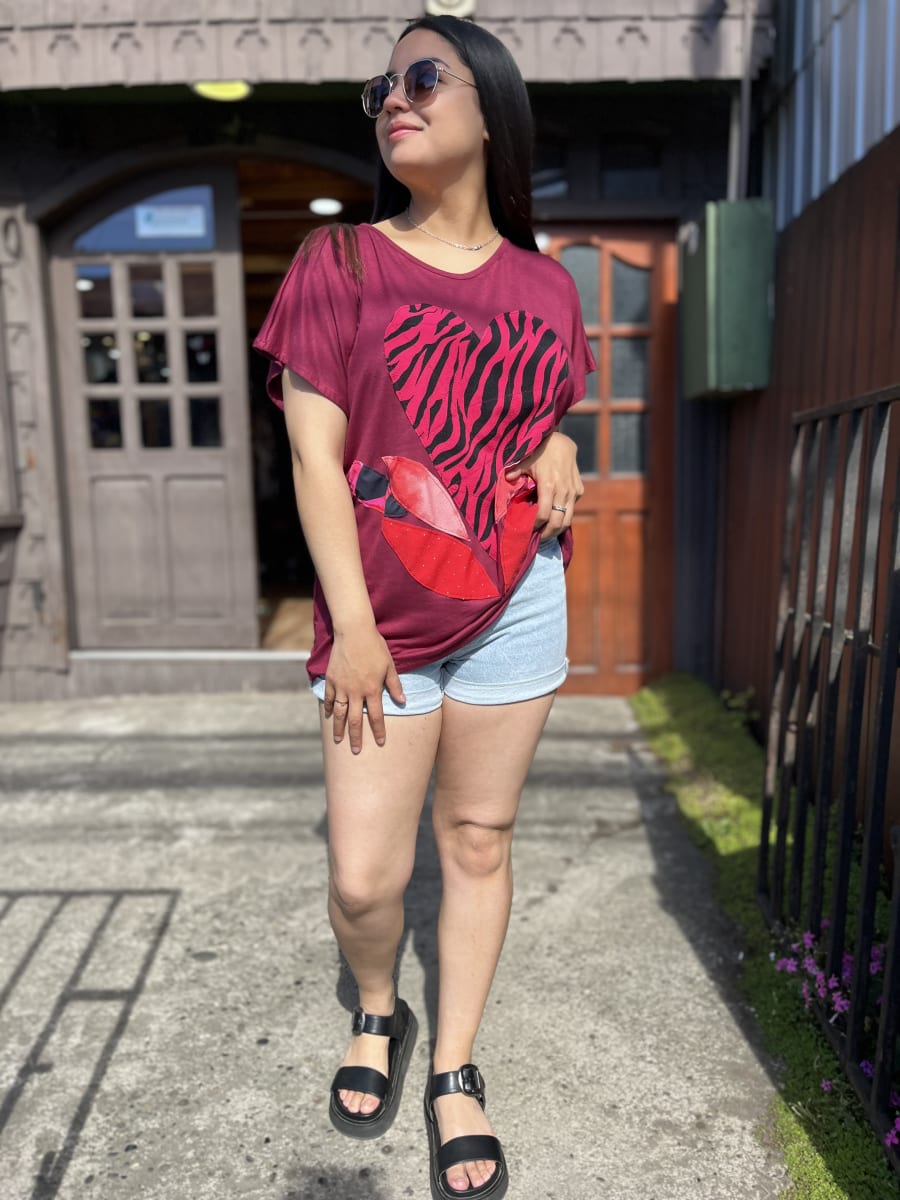 Polera Ultravioleta corazon Burdeo fucsia cebra hojas algodon manga corta1