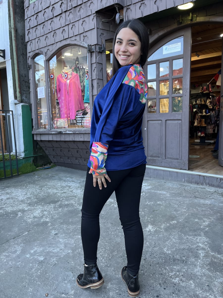 Poleron murcielago velvet azul francia aplicación estampada floral1