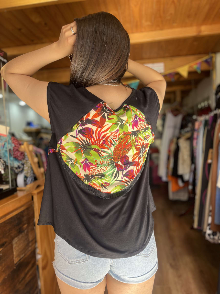 Polera Ultravioleta Olivia negro tropical multicolor algodon manga corta1