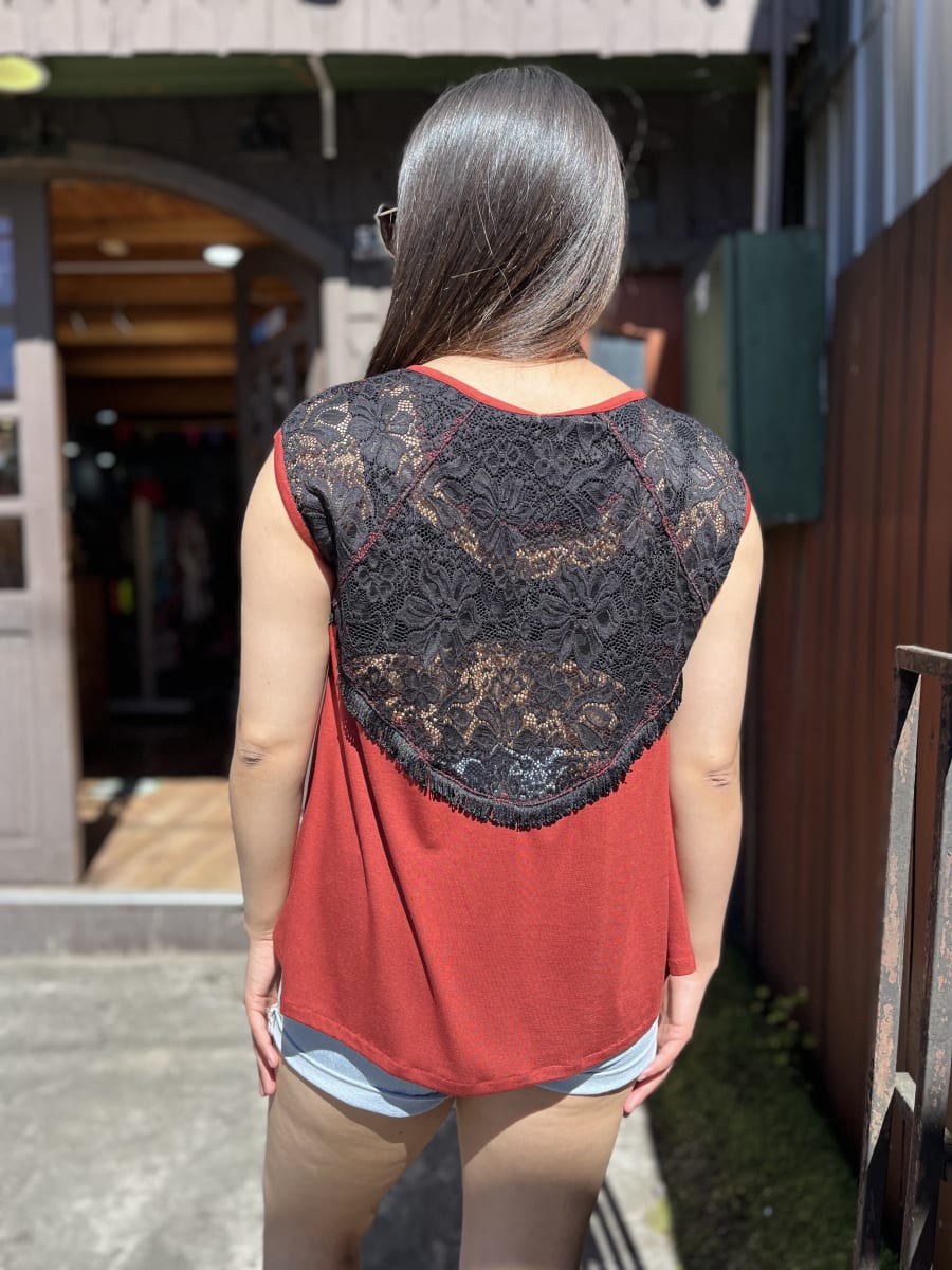 Polera Ultravioleta Olivia terracorta encaje negro algodón manga corta1