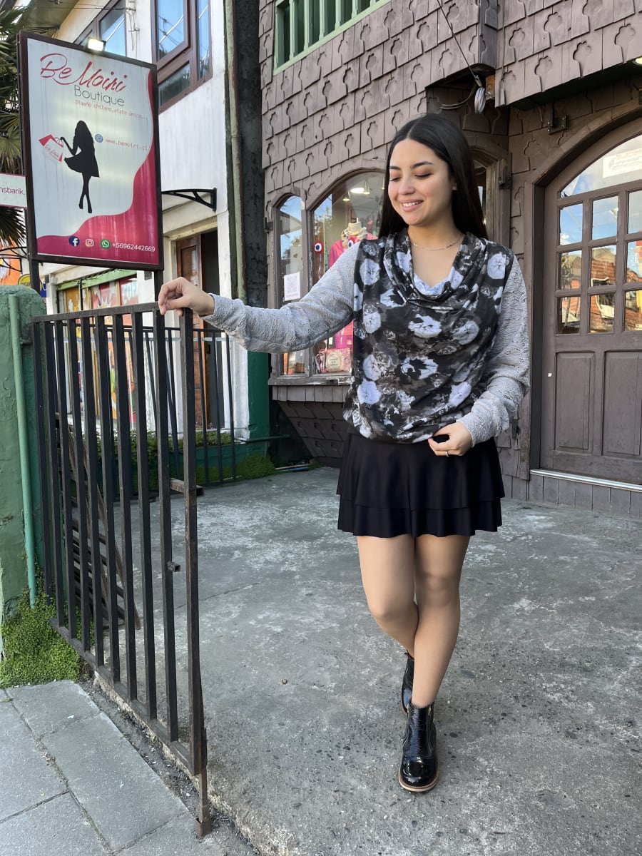 Polera Santa drapeada gris estampada manga encaje gris1