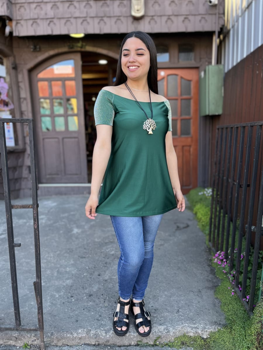 Polera larga lycra verde sin hombros manga brillo1