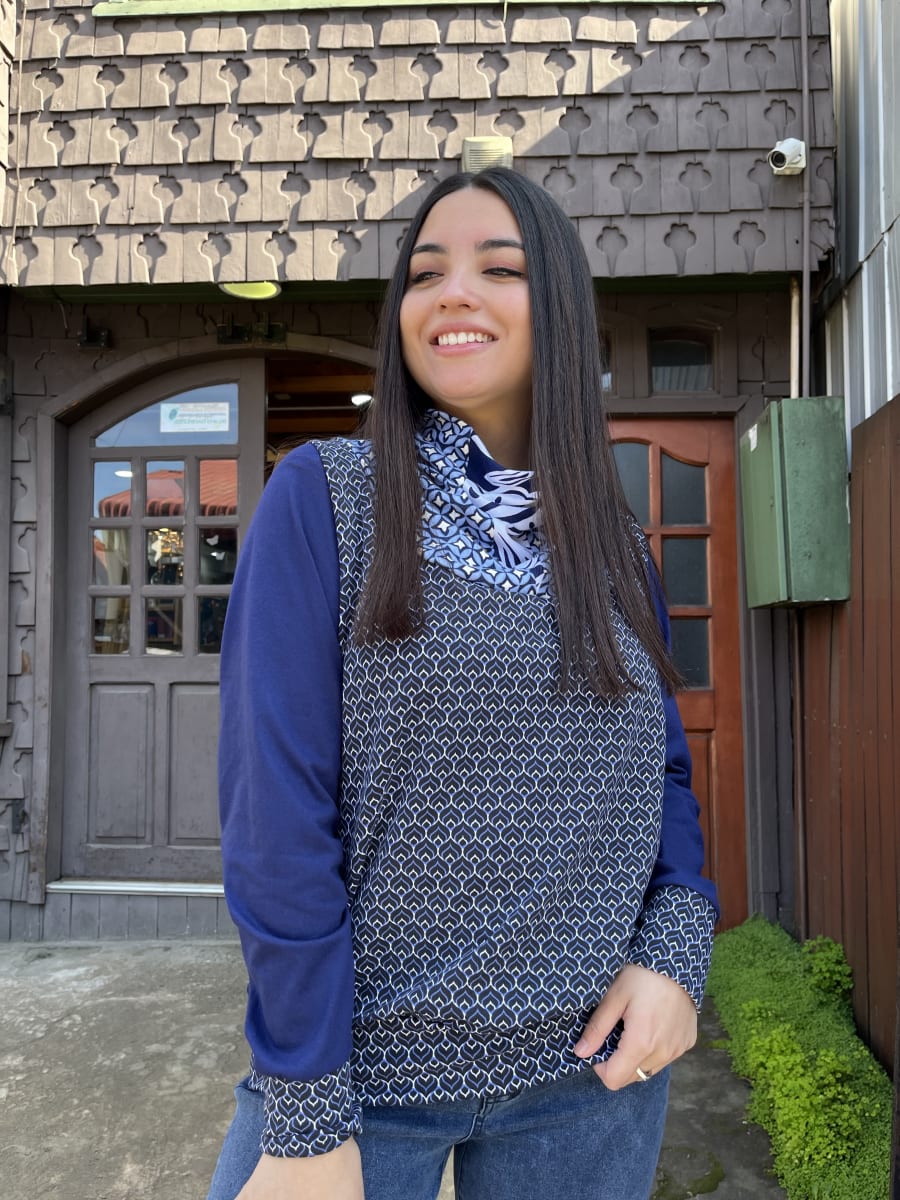 Poleron Santa cuello triangulo estampado azul mangas azules1