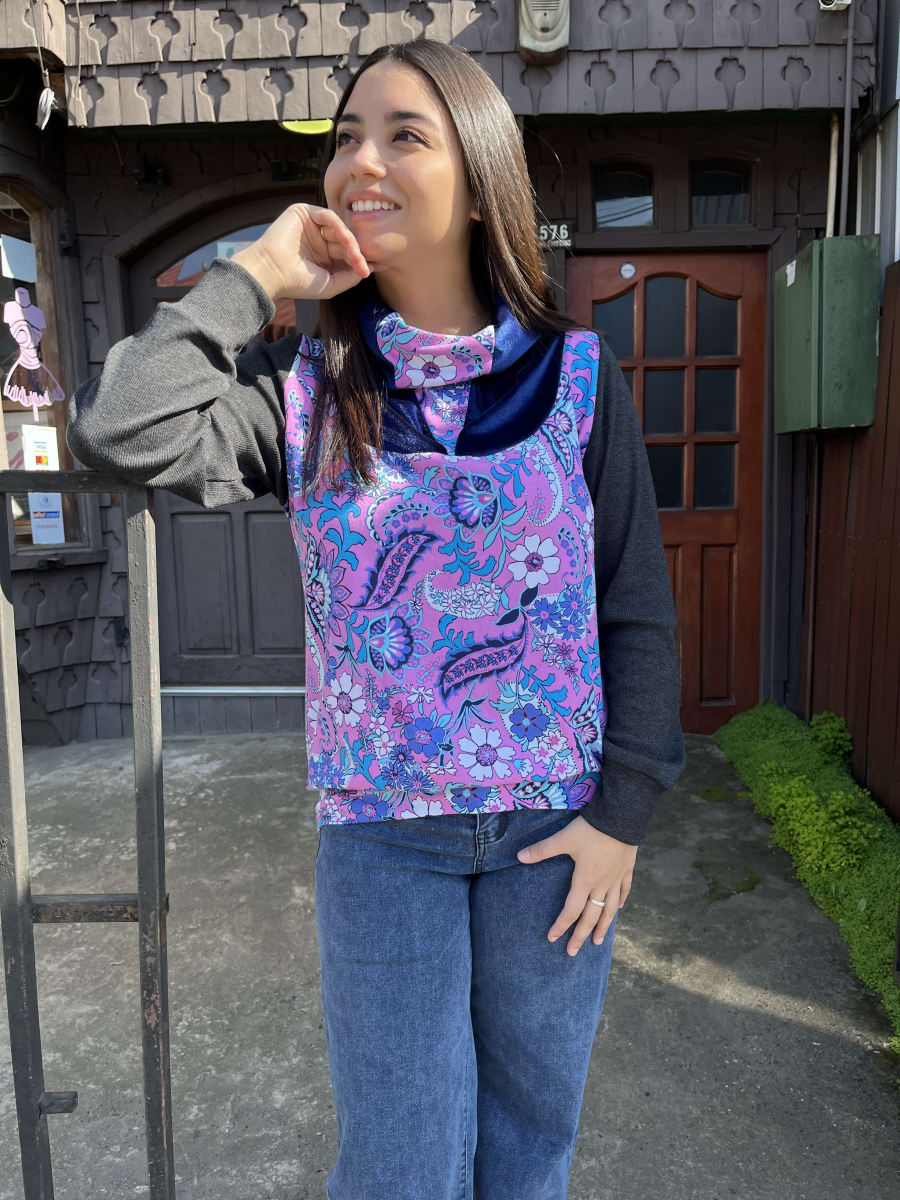 Poleron Santa cuello triangulo estampado rosado paisley mangas negras1