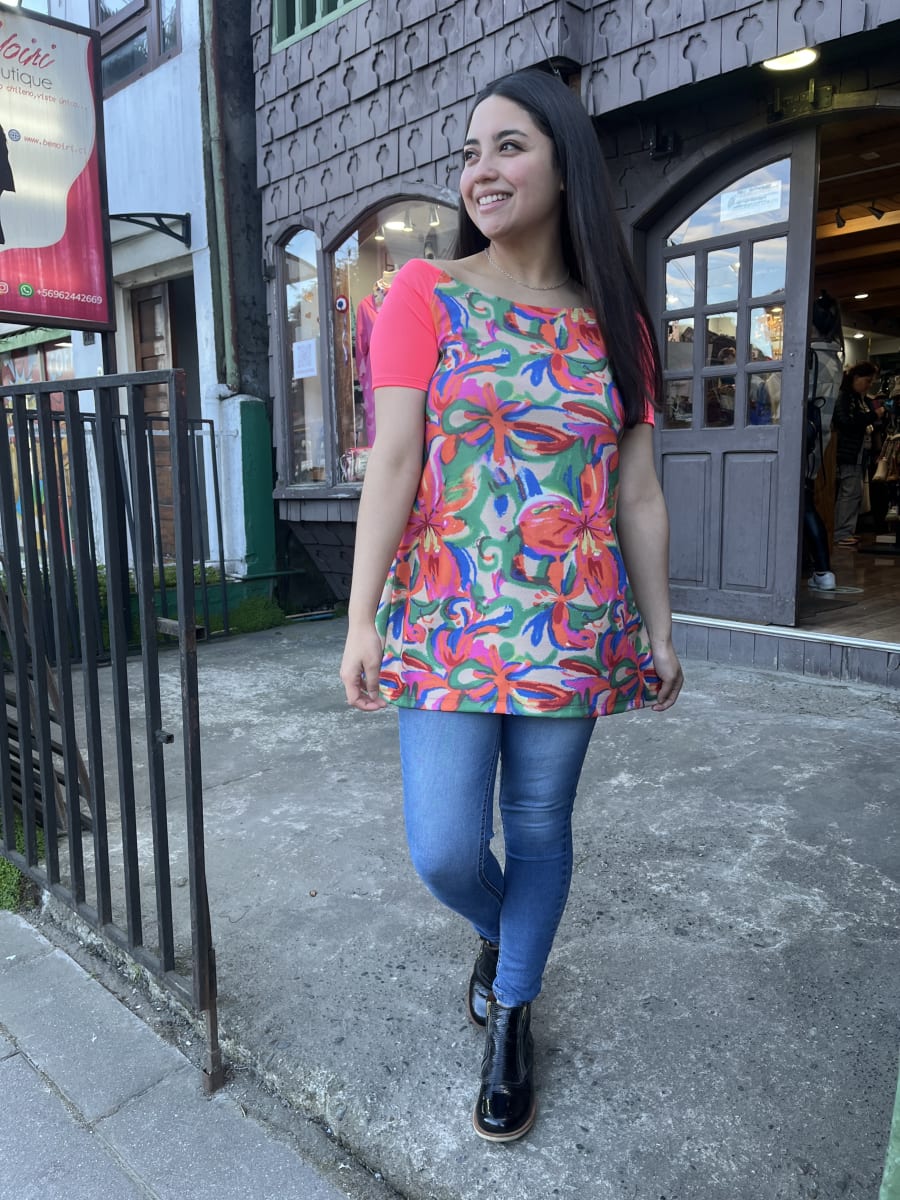 Polera larga sin hombros estampado fucsia fluor manga corta1