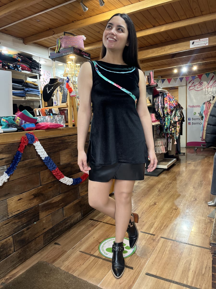 Polera terciopelo negro aplicación sin mangas abertura lateral1