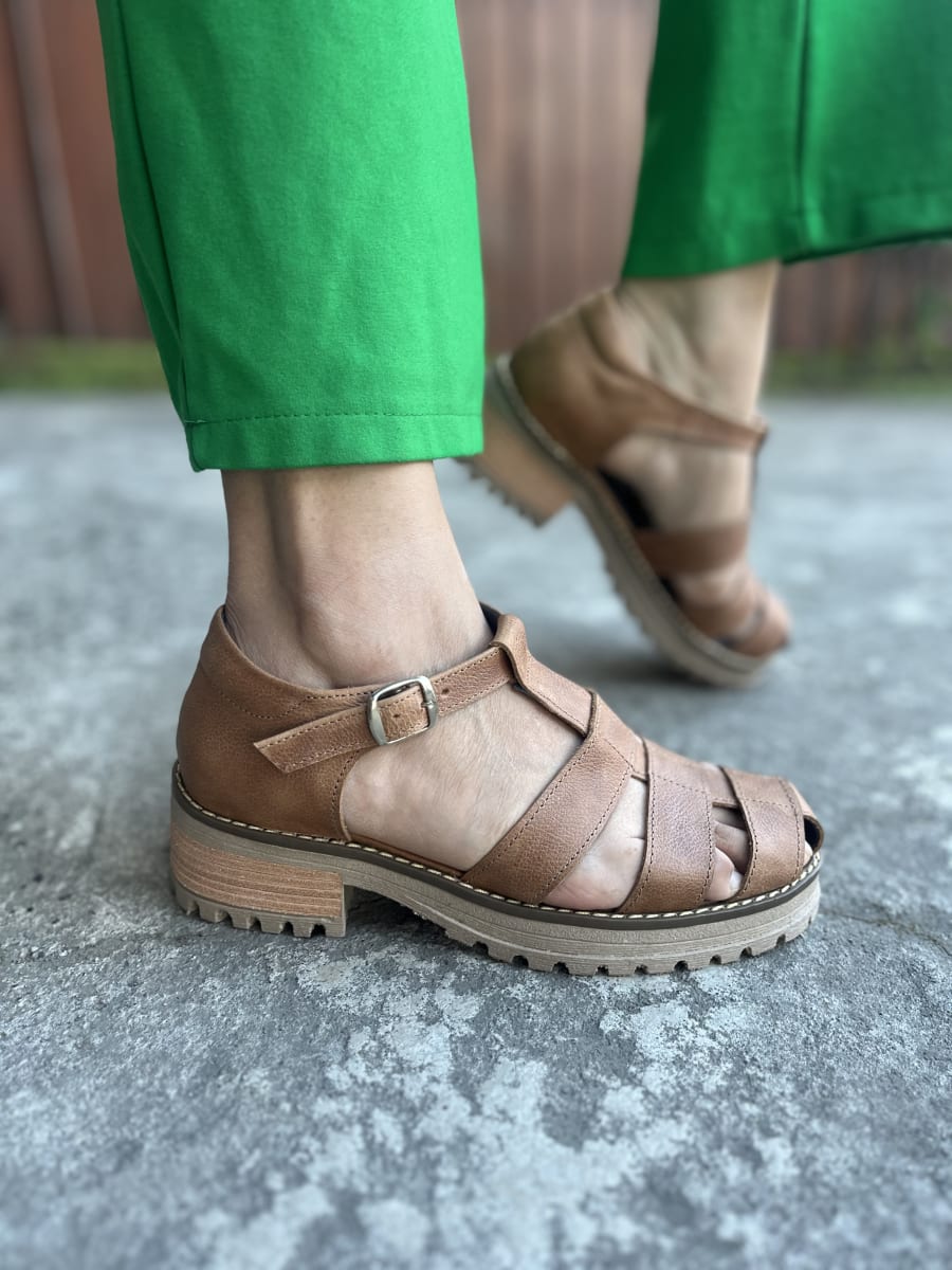 Sandalia cuero envejecido camel correas3