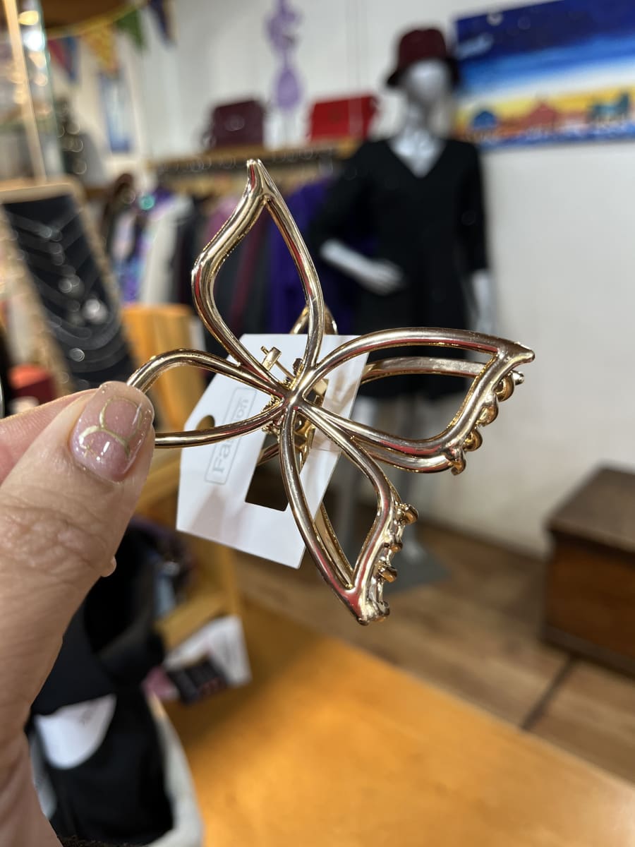 Tiburones mariposas metálicos dorados y plateados1