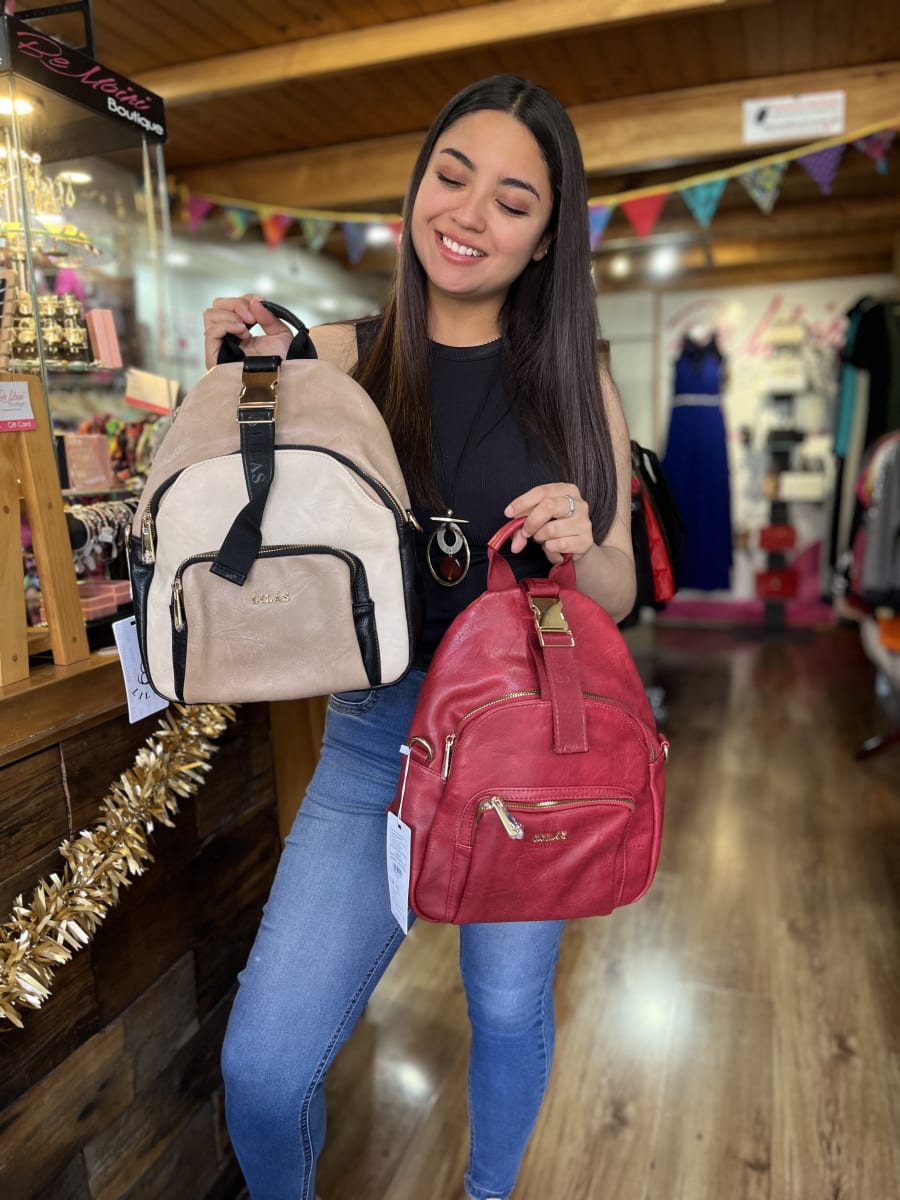 Mochila Lilas rojo con broche dorado1