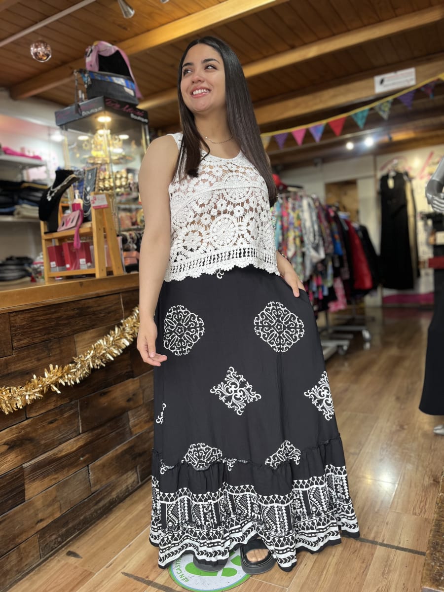 Maxi falda viscosa negro con estampado blanco2