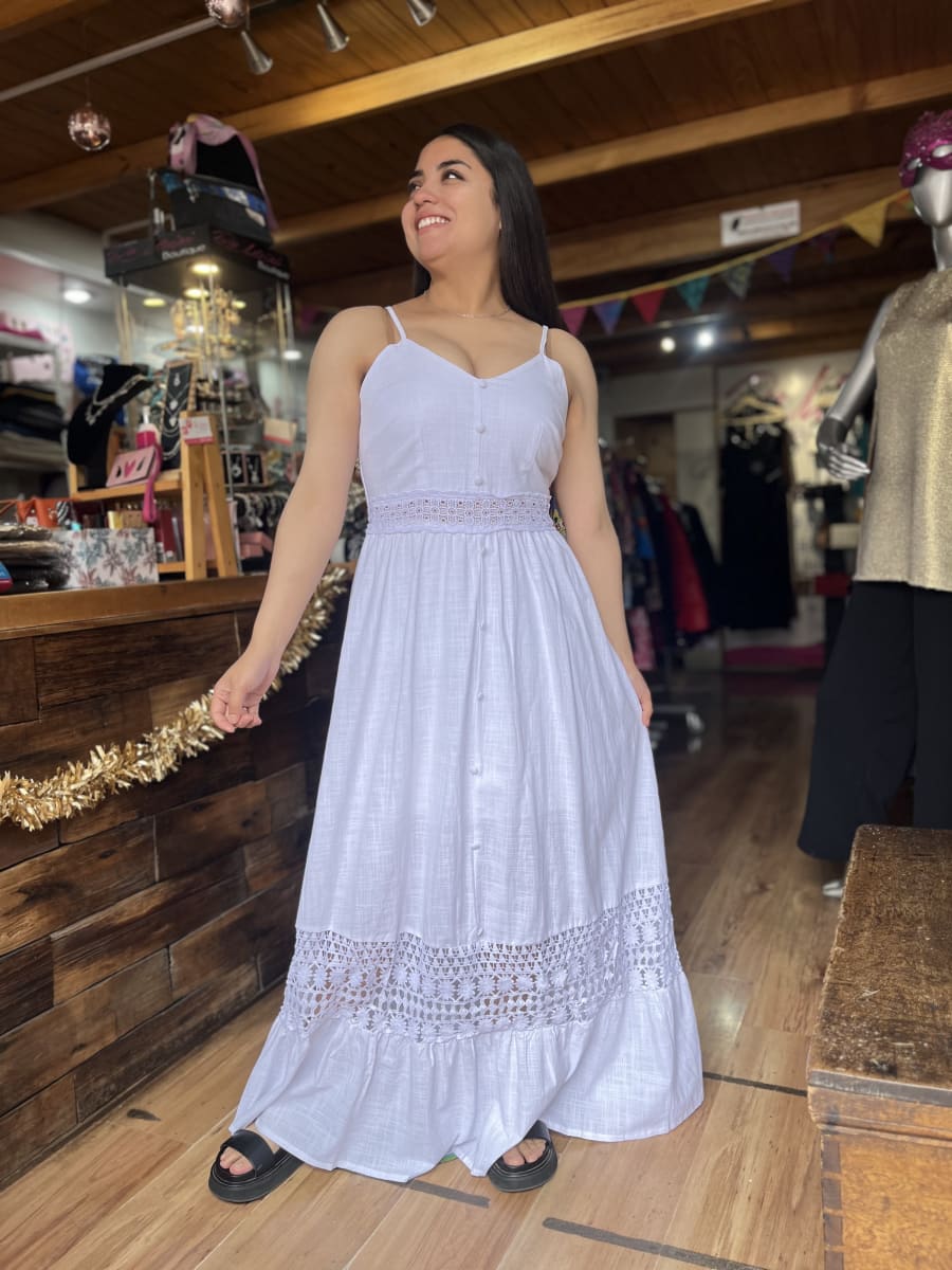 Maxi vestido blanco botones broderi en la cintura y ruedo1