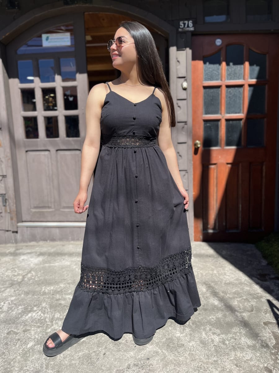 Maxi vestido negro botones y broderi1