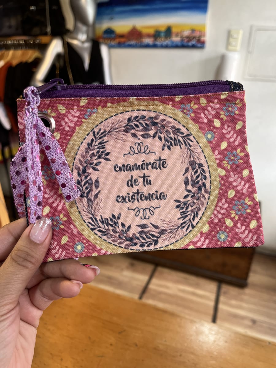 Monedero XL sublimado “enamórate de tu existencia” variedad de colores8