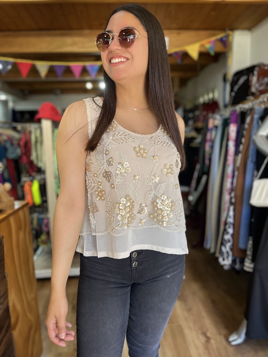 Polera bordado lentejuelas beige golden sin mangas1