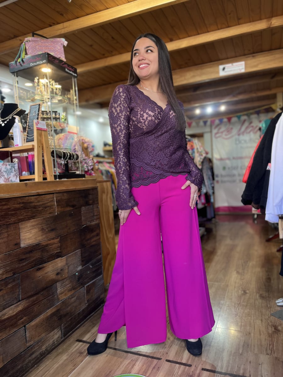 Polera Gloria escote cruzado encaje morado1