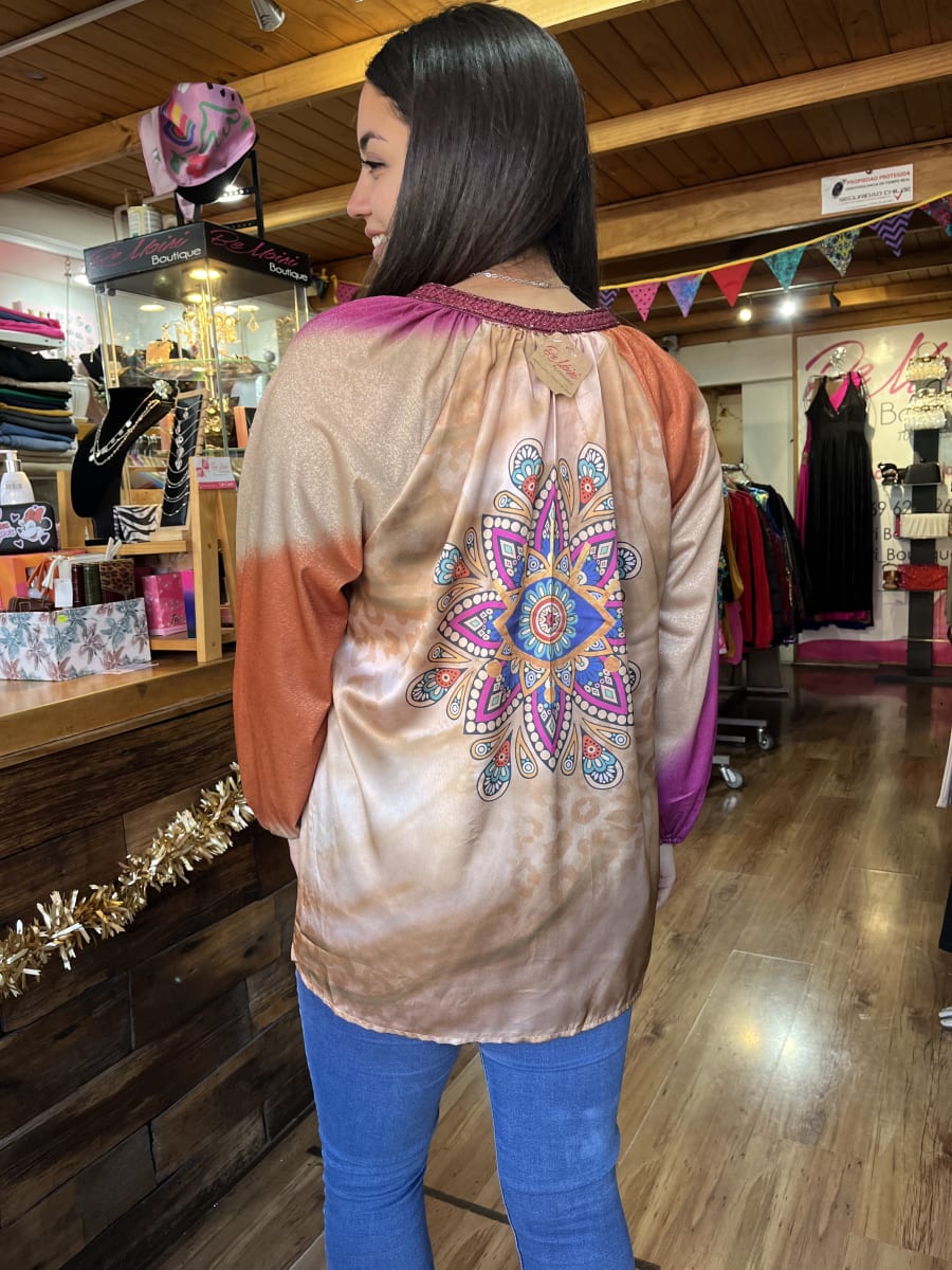 Polera espalda mandala naranja manga globo1