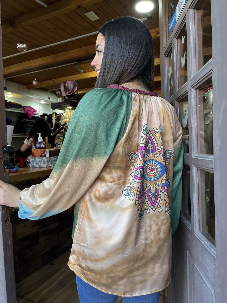 Polera espalda mandala verde manga globo1