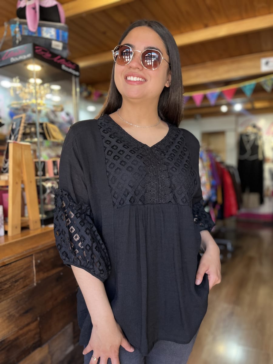 Blusa lino encaje negro manga globo3