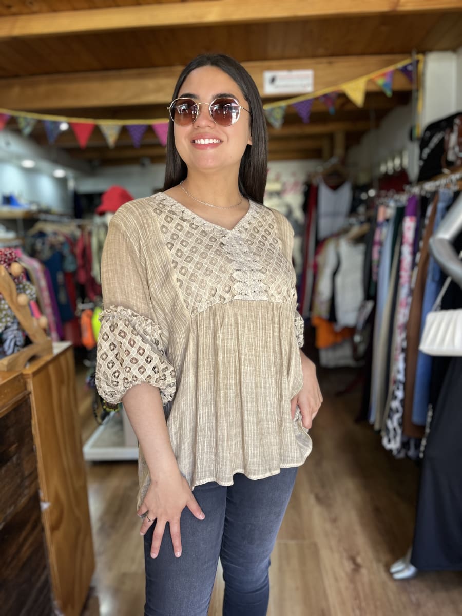Blusa lino encaje beige manga globo1