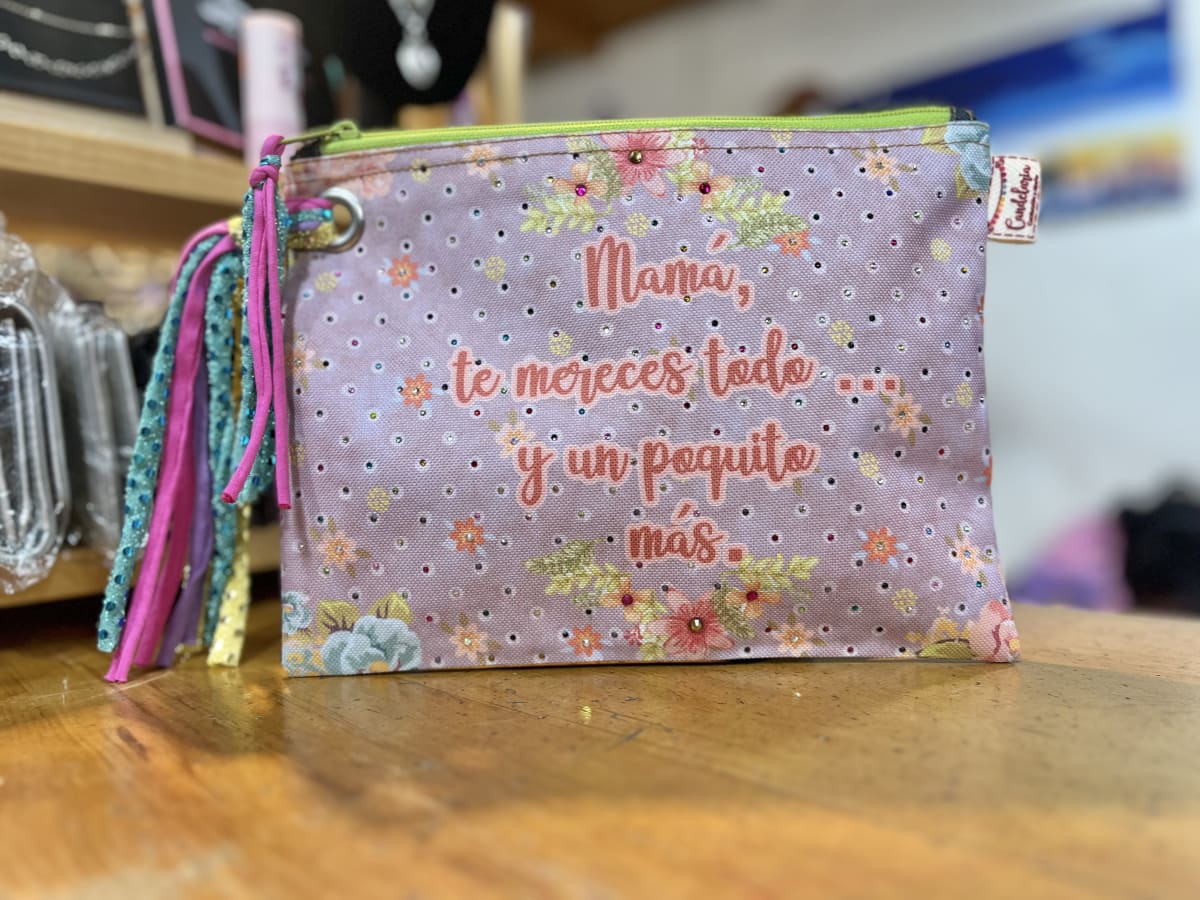 Estuche Mamá te mereces todo y un poquito más lila verde1