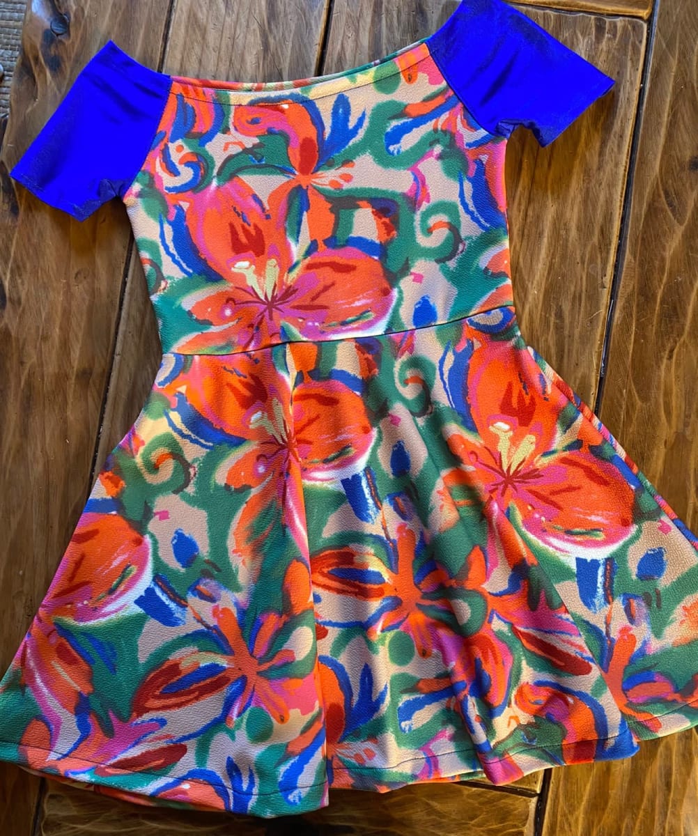 Vestido niña sin hombros sofia estampado fluor multicolor manga azul rey1