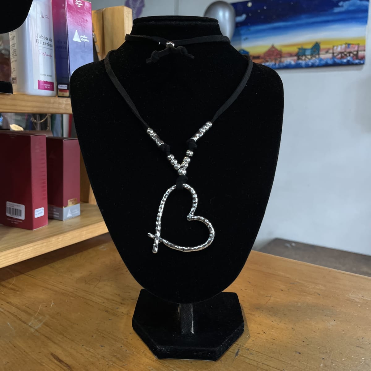 Collar corazon plateado abierto balines cordon de cuero1