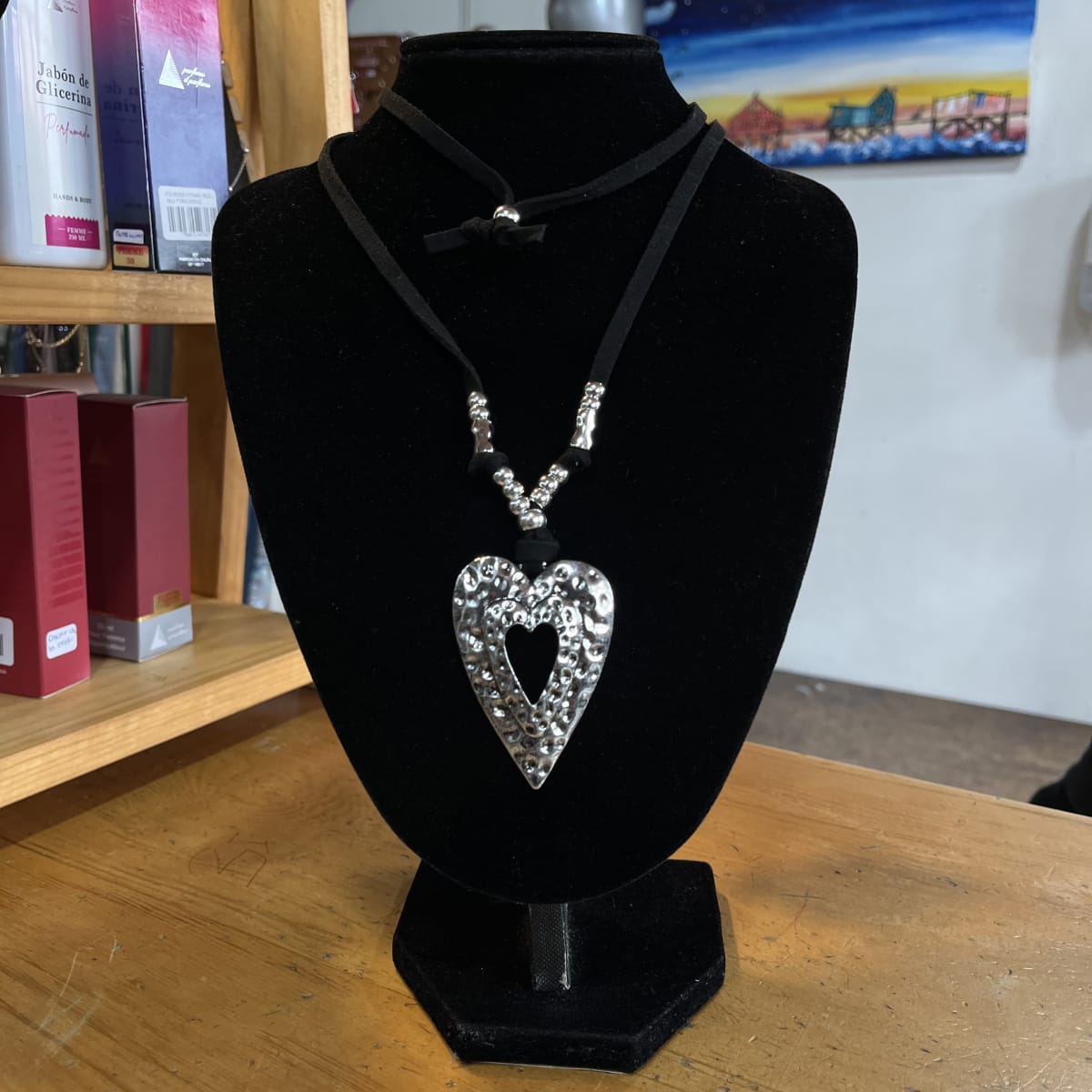 Collar corazon plateado abierto balines cordon de cuero1