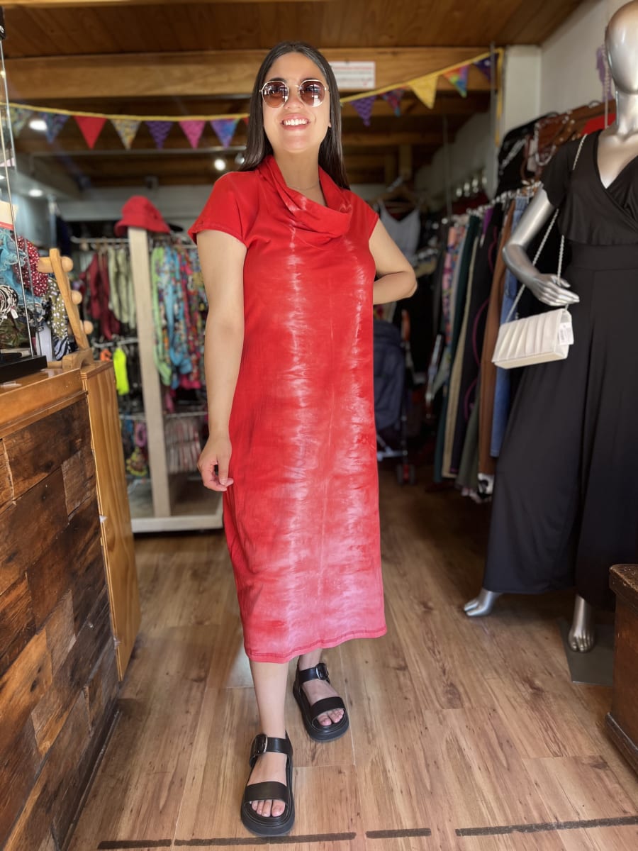 Vestido Kisu Aylin  midi rojo teñido a mano manga corta1