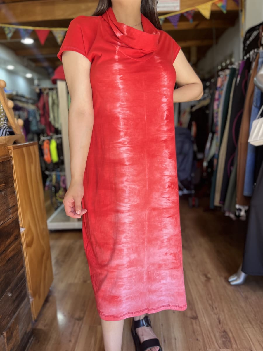Vestido Kisu Aylin  midi rojo teñido a mano manga corta2