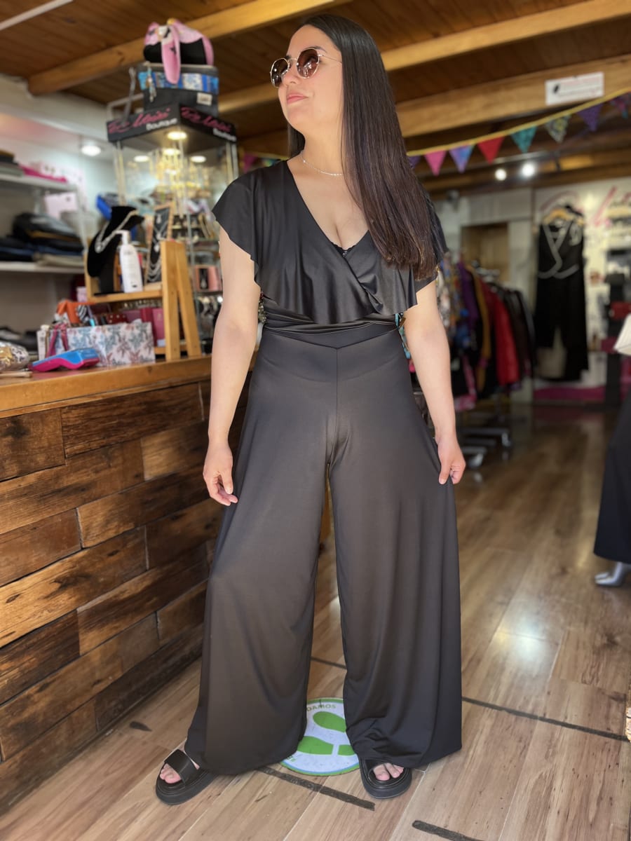 Enterito negro con vuelo escote V1