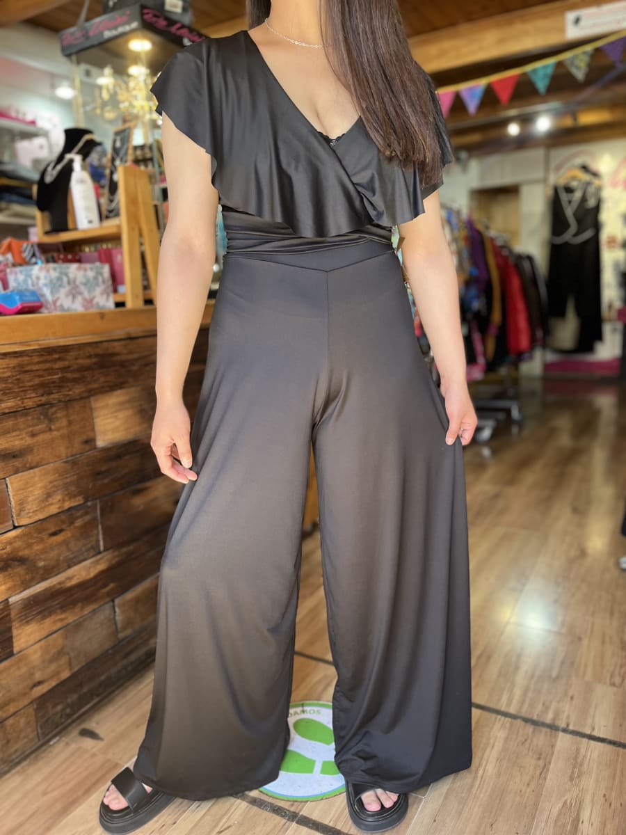 Enterito negro con vuelo escote V2