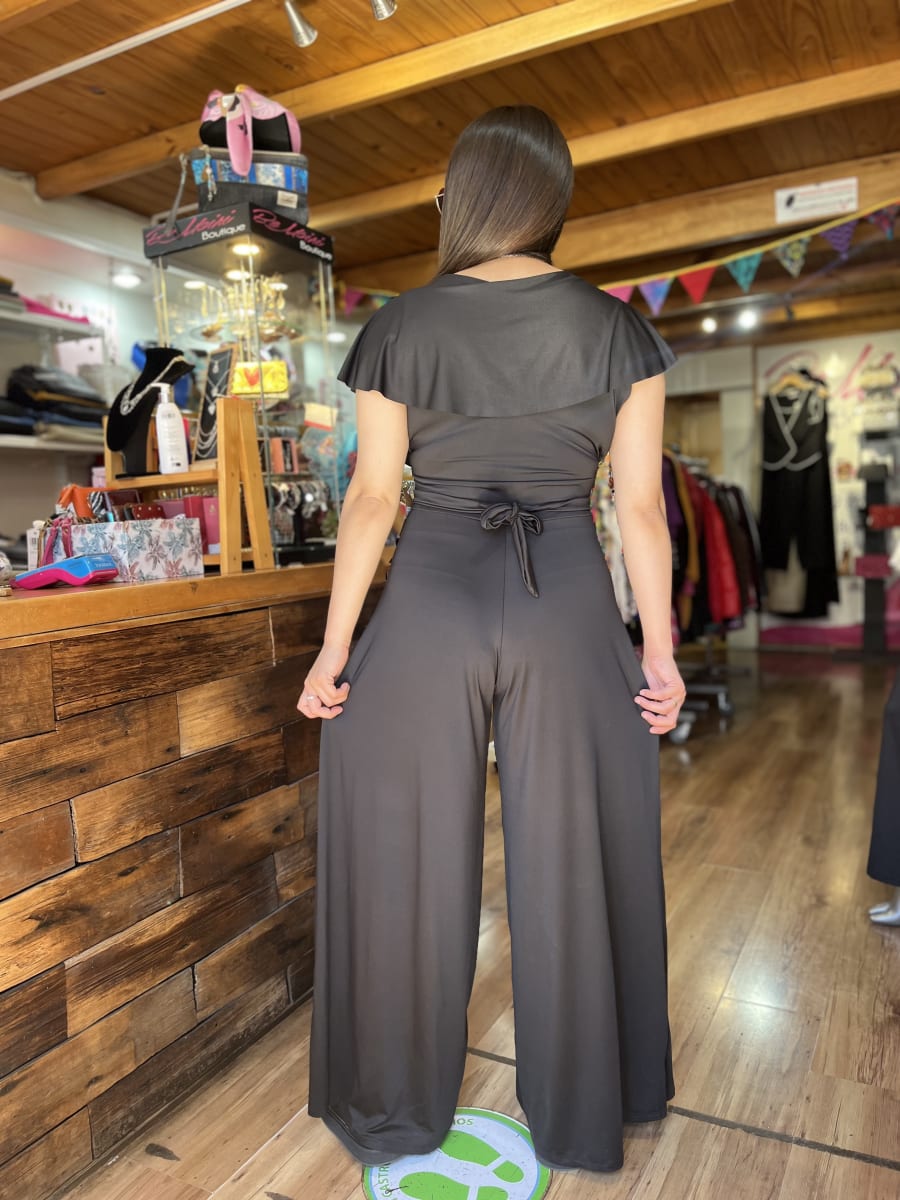 Enterito negro con vuelo escote V3