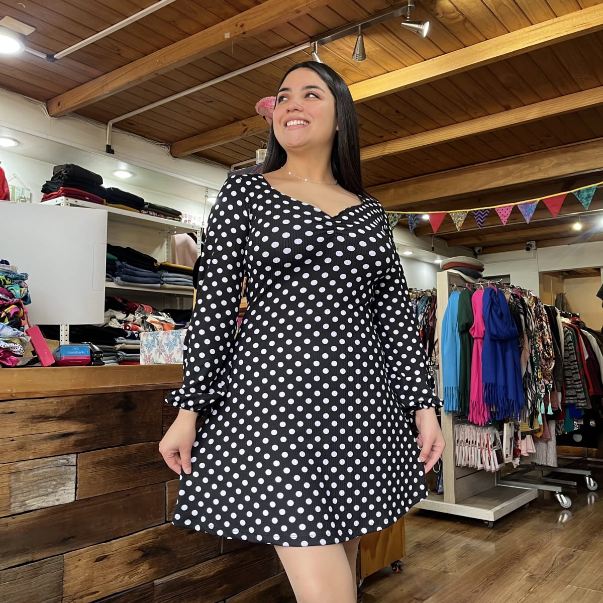 Vestido escote corazon negro puntitos blancos4