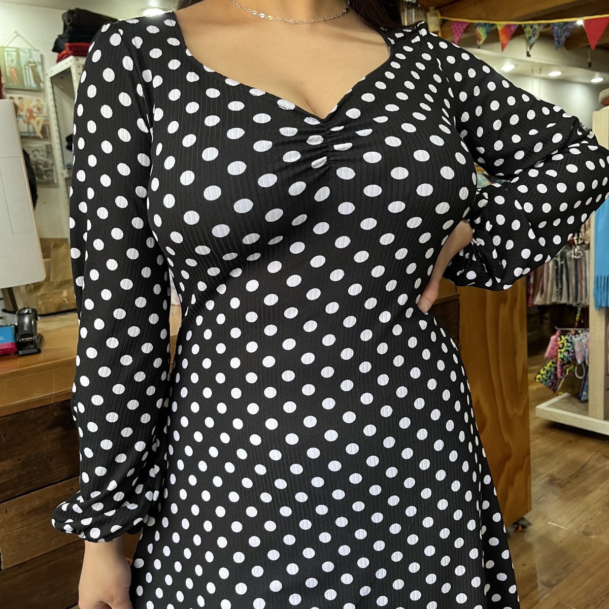 Vestido escote corazon negro puntitos blancos3