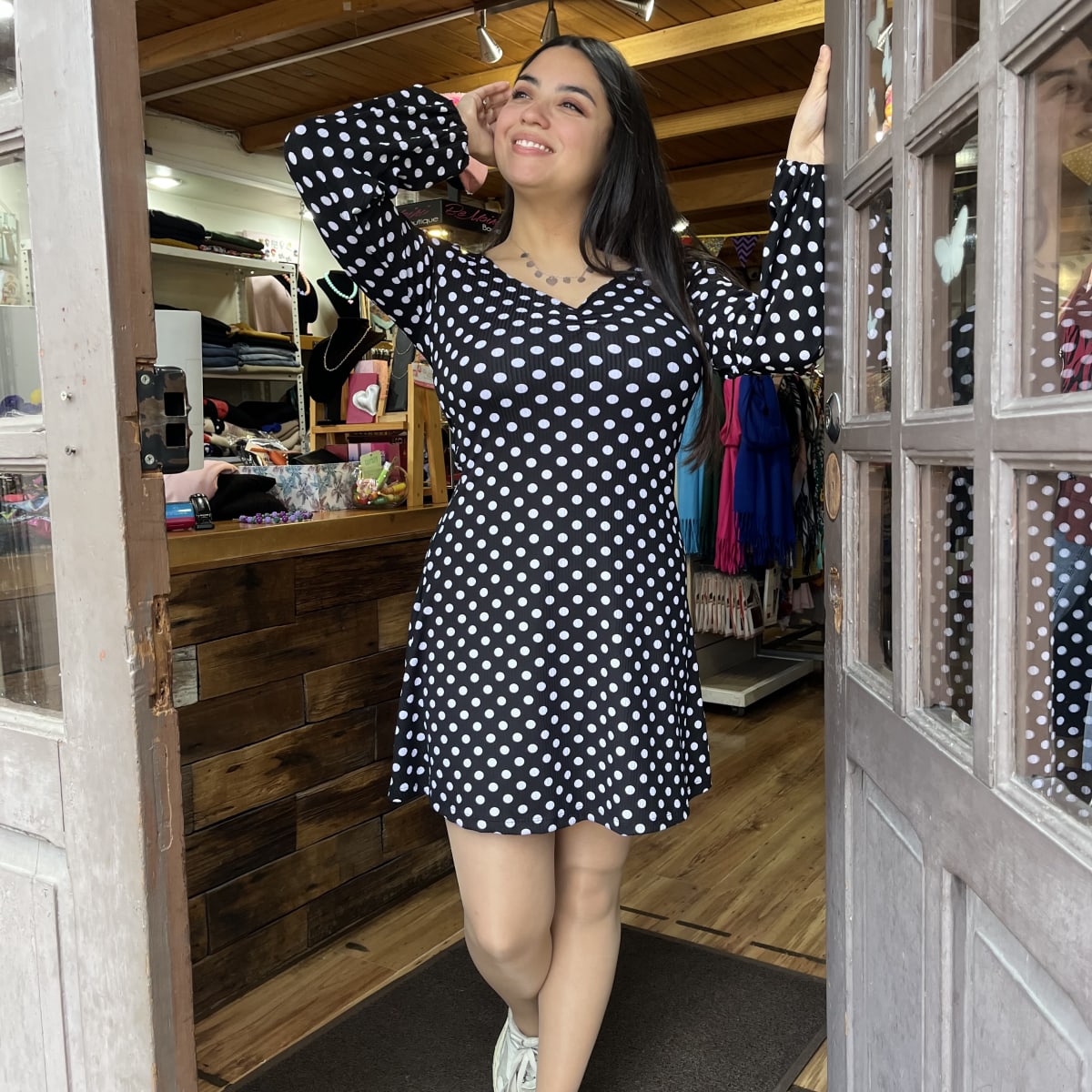 Vestido escote corazon negro puntitos blancos2