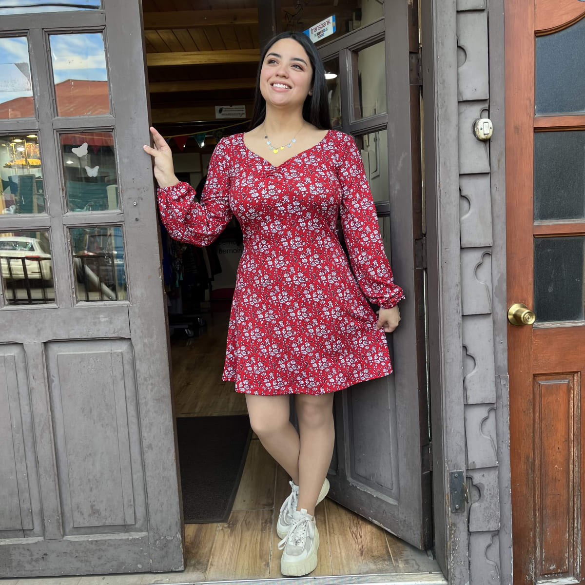Vestido escote corazon rojo flores blancas3