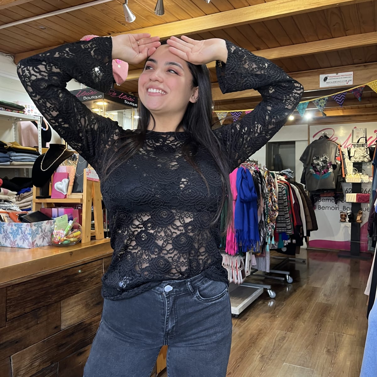 Polera encaje negro manga larga2